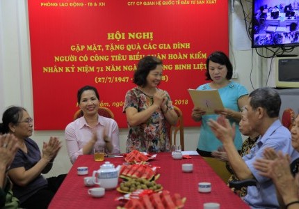 GẶP MẶT TẶNG QUÀ CÁC GIA ĐÌNH CÓ CÔNG TIÊU BIỂU NHÂN KỶ NIỆM 71 NĂM NGÀY THƯƠNG BINH LIỆT SỸ